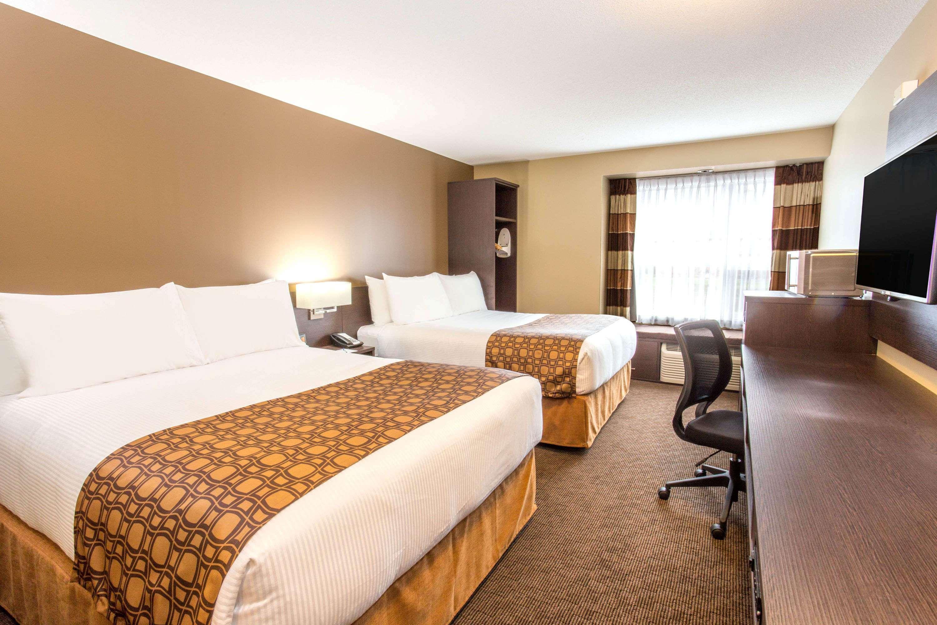 Microtel Inn & Suites By Wyndham Whitecourt Buitenkant foto