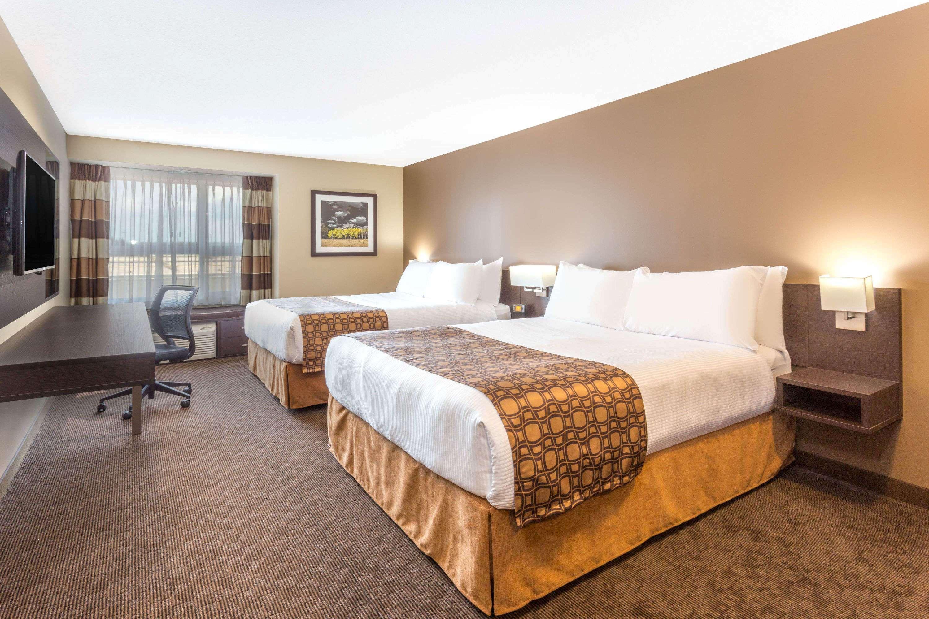Microtel Inn & Suites By Wyndham Whitecourt Buitenkant foto