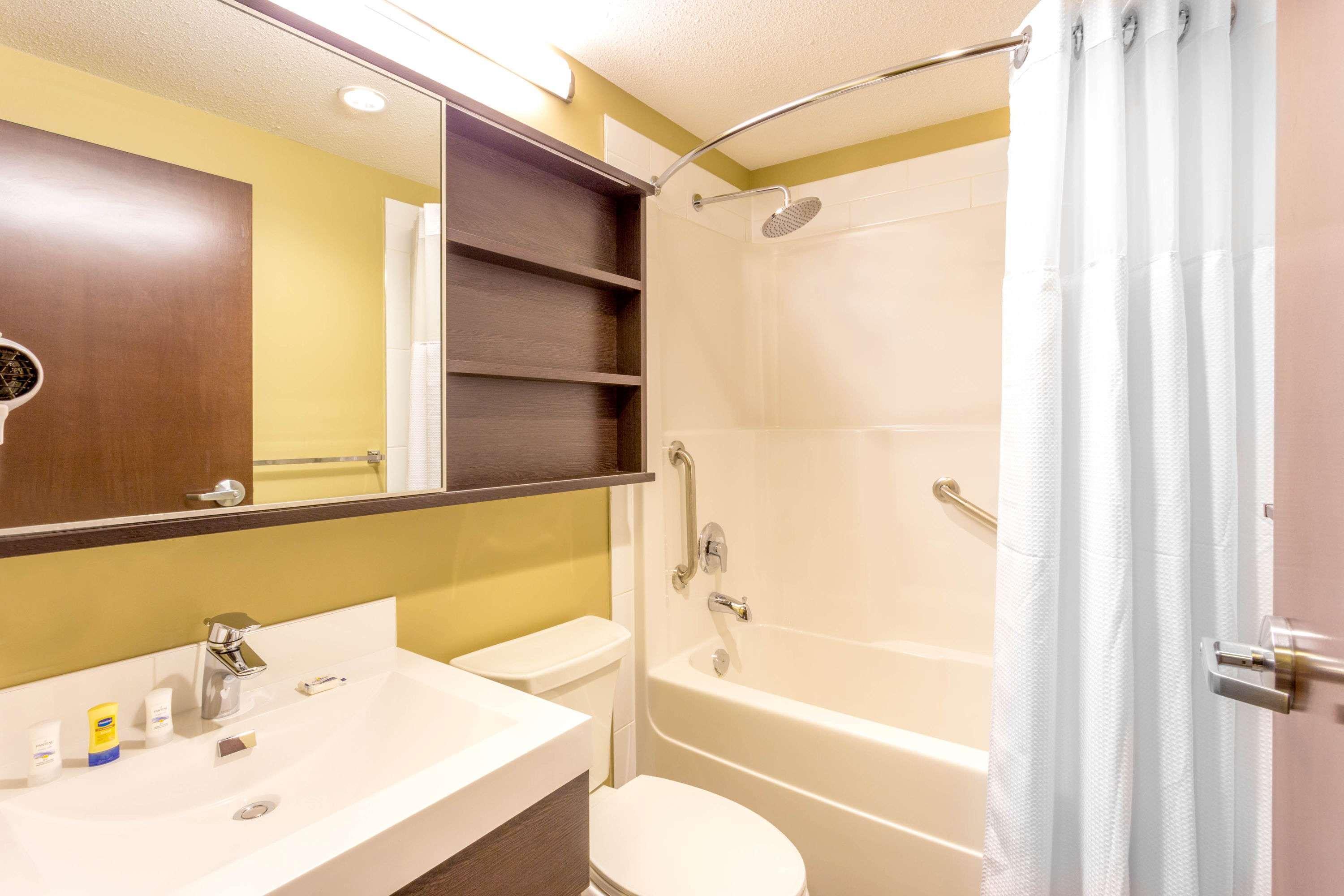 Microtel Inn & Suites By Wyndham Whitecourt Buitenkant foto