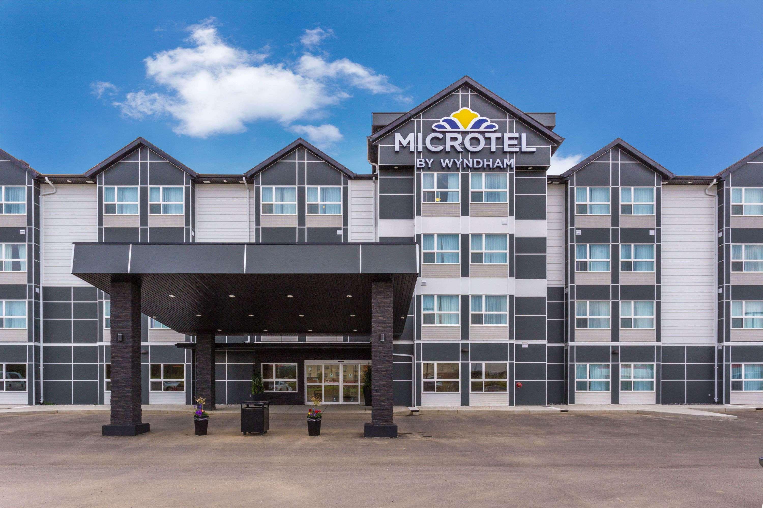 Microtel Inn & Suites By Wyndham Whitecourt Buitenkant foto