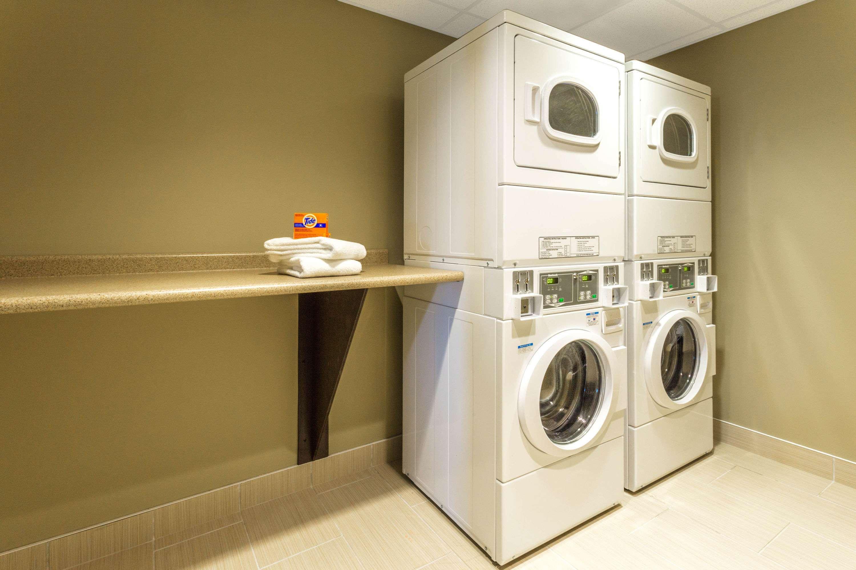 Microtel Inn & Suites By Wyndham Whitecourt Buitenkant foto