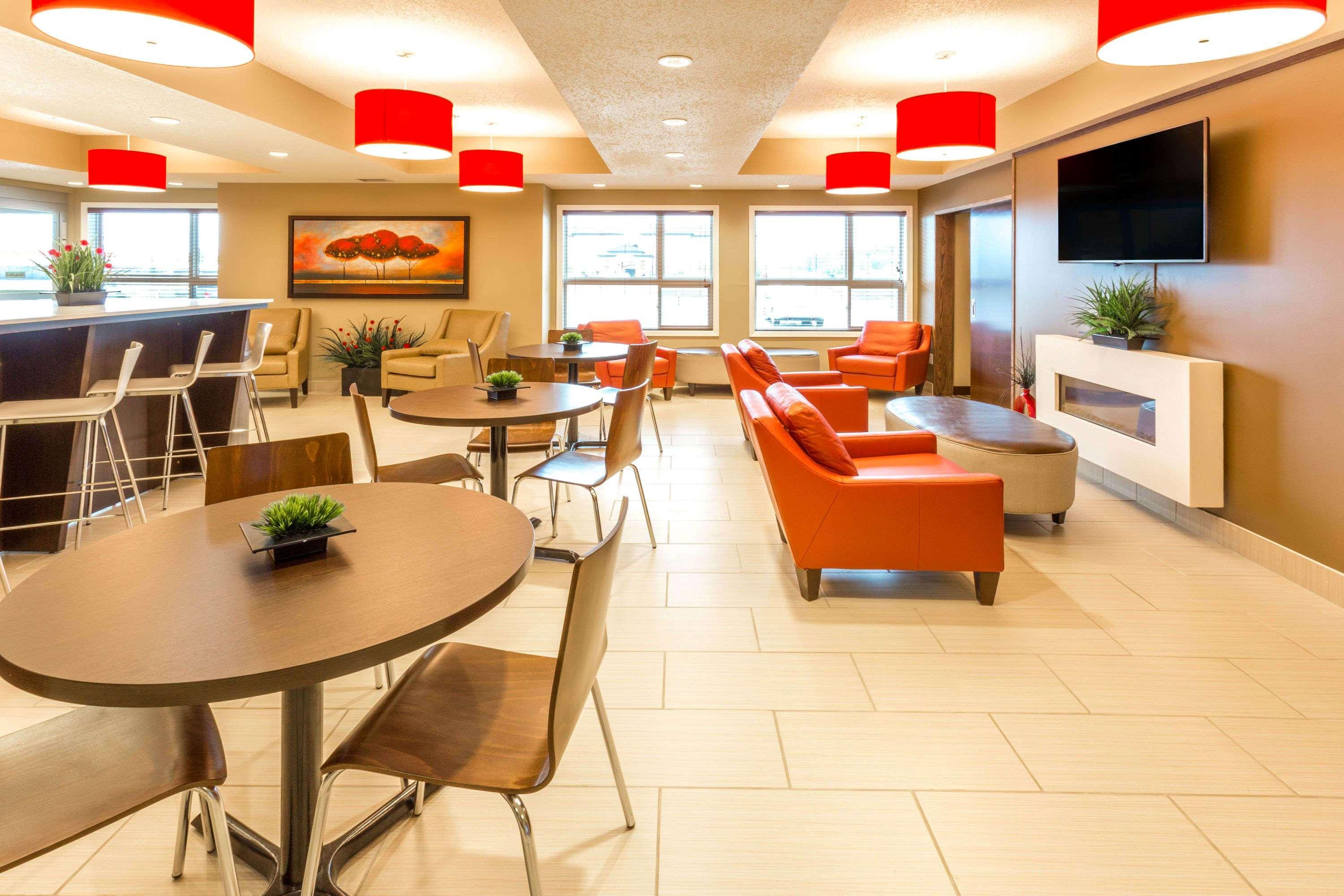 Microtel Inn & Suites By Wyndham Whitecourt Buitenkant foto