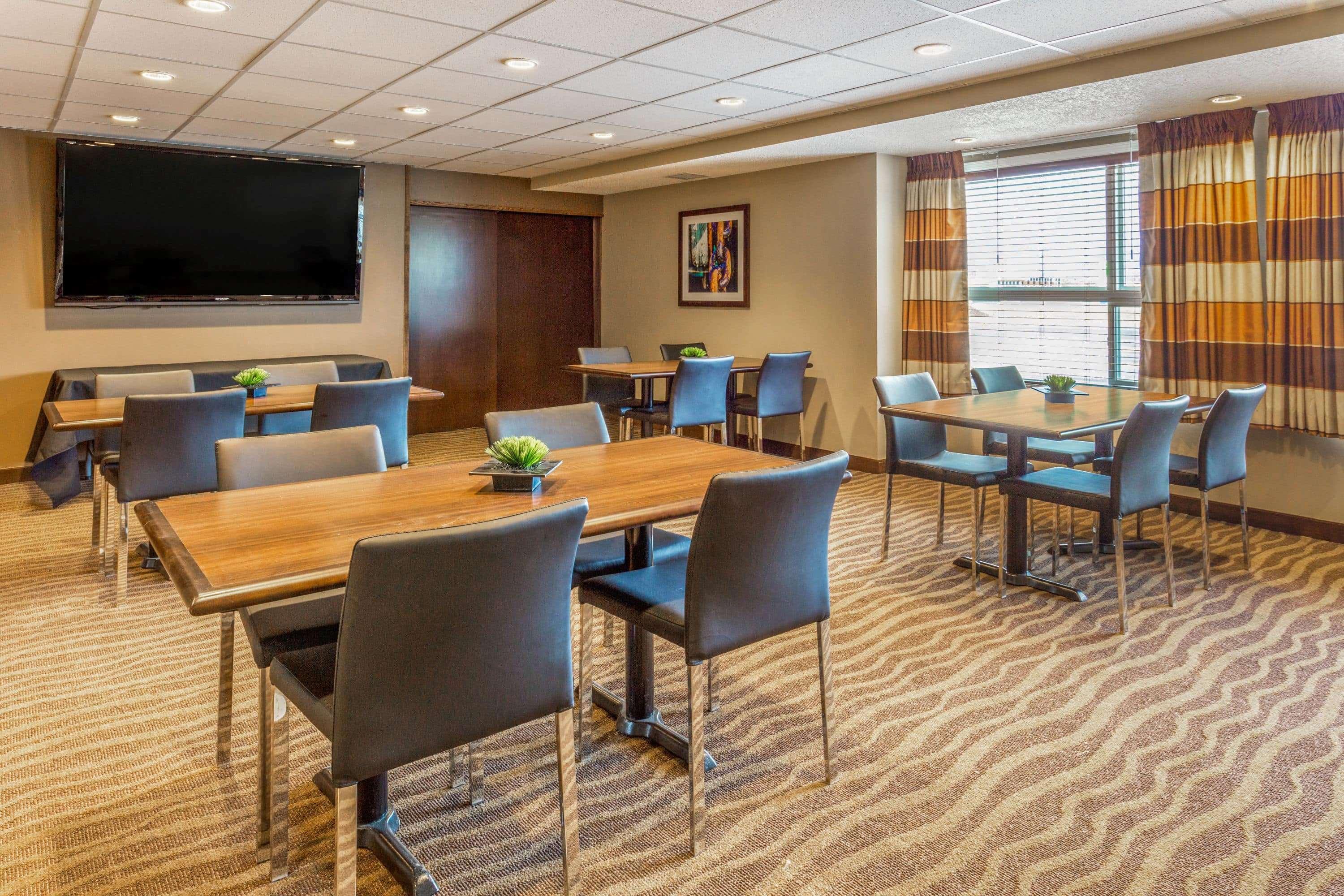 Microtel Inn & Suites By Wyndham Whitecourt Buitenkant foto