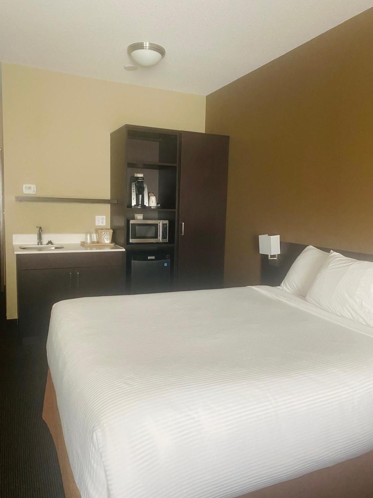 Microtel Inn & Suites By Wyndham Whitecourt Buitenkant foto