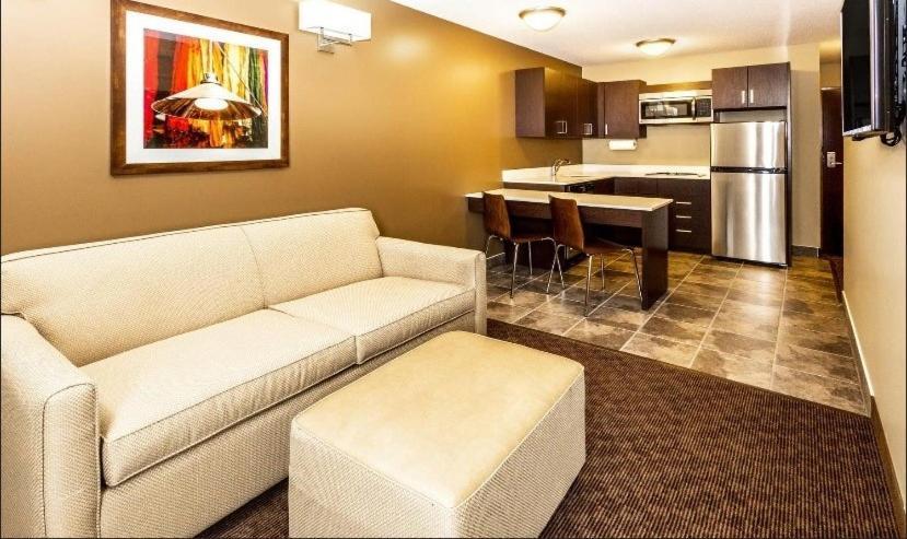 Microtel Inn & Suites By Wyndham Whitecourt Buitenkant foto