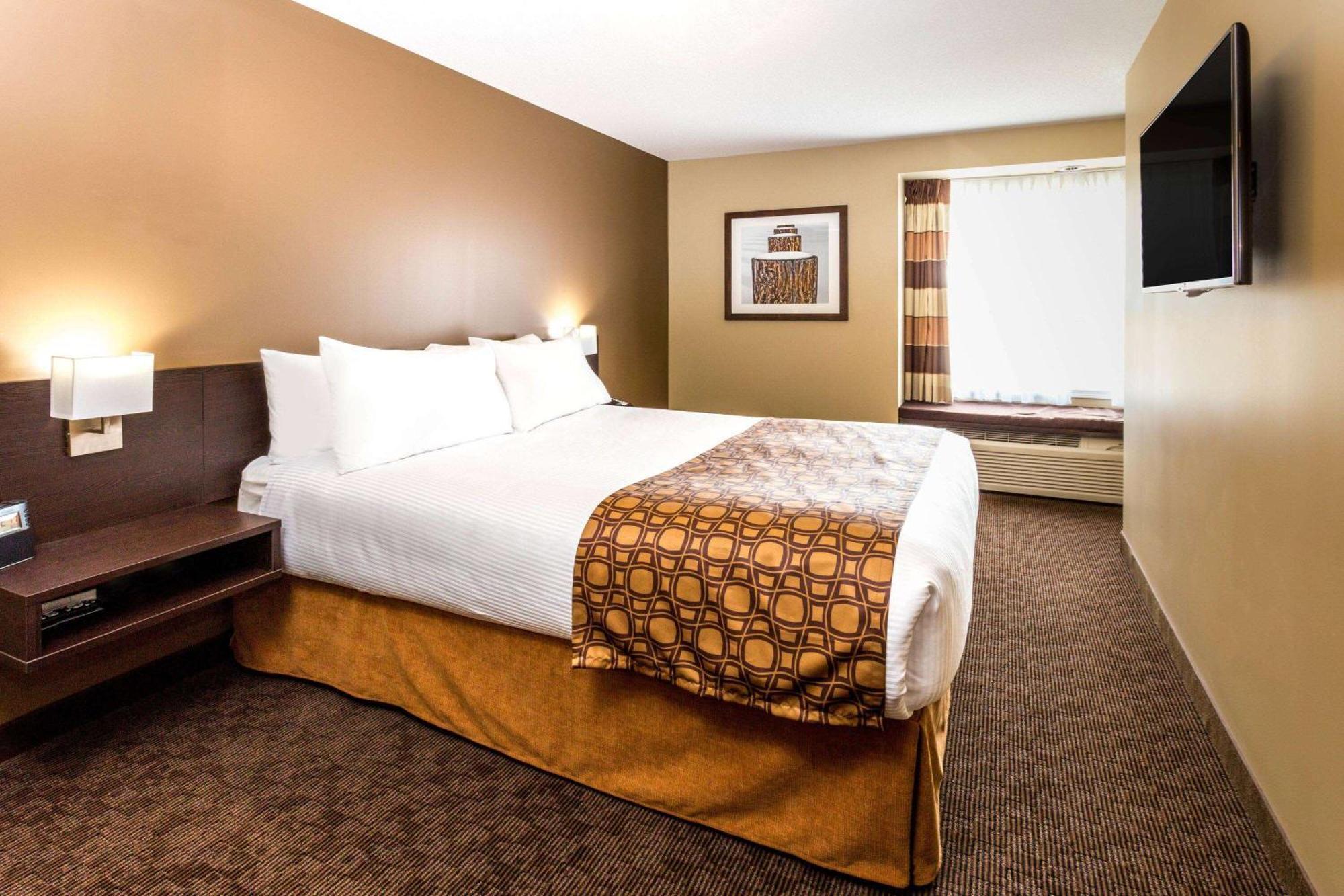 Microtel Inn & Suites By Wyndham Whitecourt Buitenkant foto