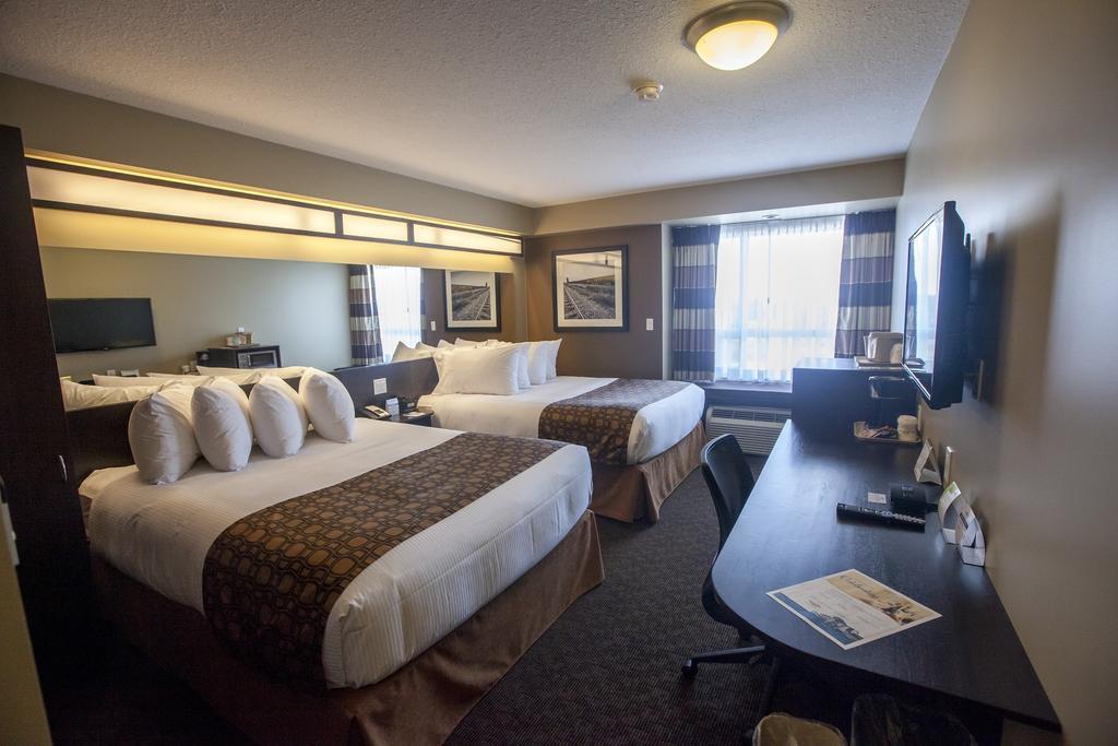 Microtel Inn & Suites By Wyndham Whitecourt Buitenkant foto