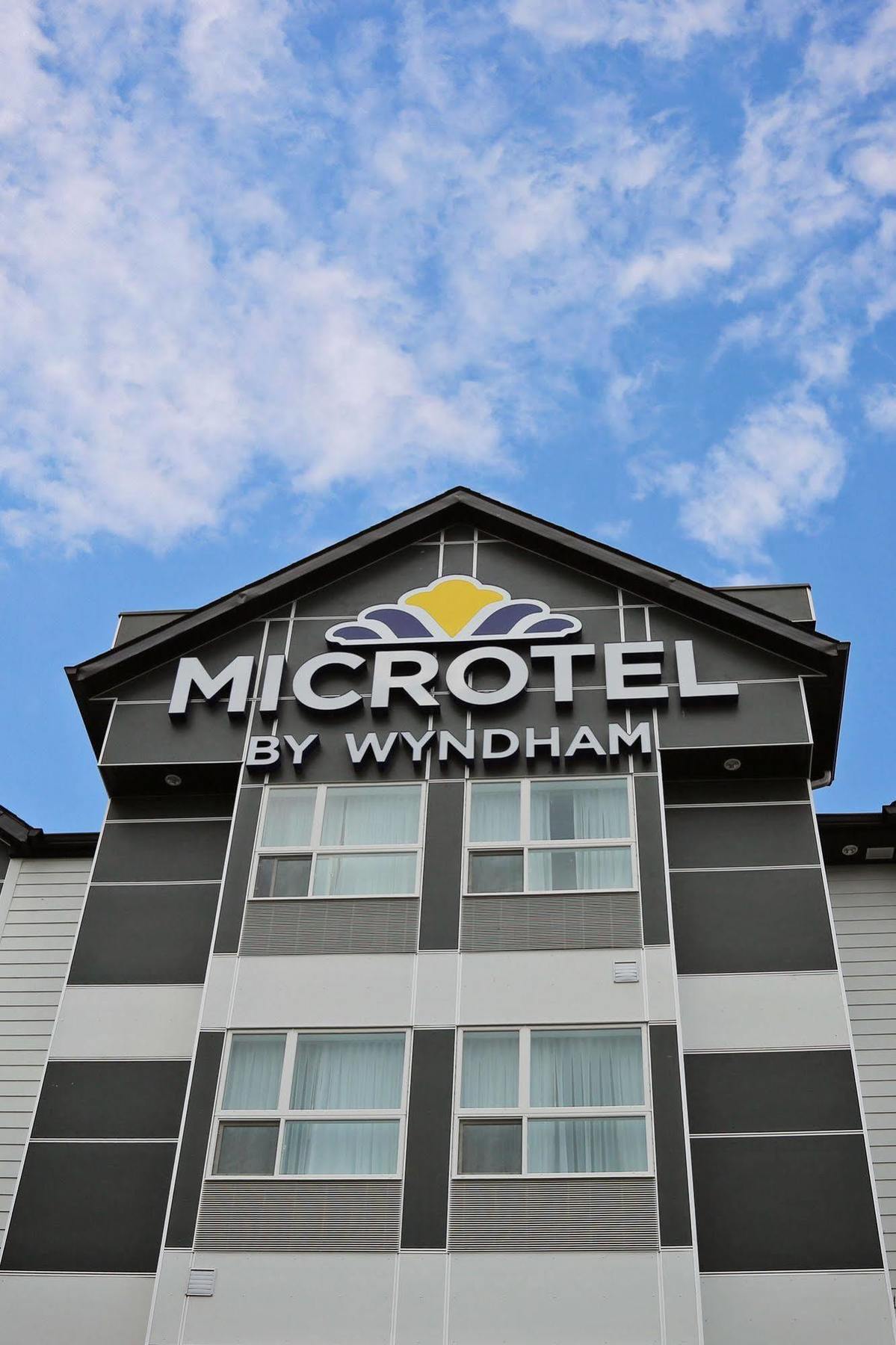 Microtel Inn & Suites By Wyndham Whitecourt Buitenkant foto