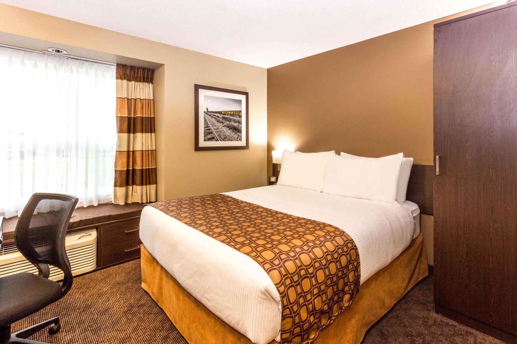 Microtel Inn & Suites By Wyndham Whitecourt Buitenkant foto