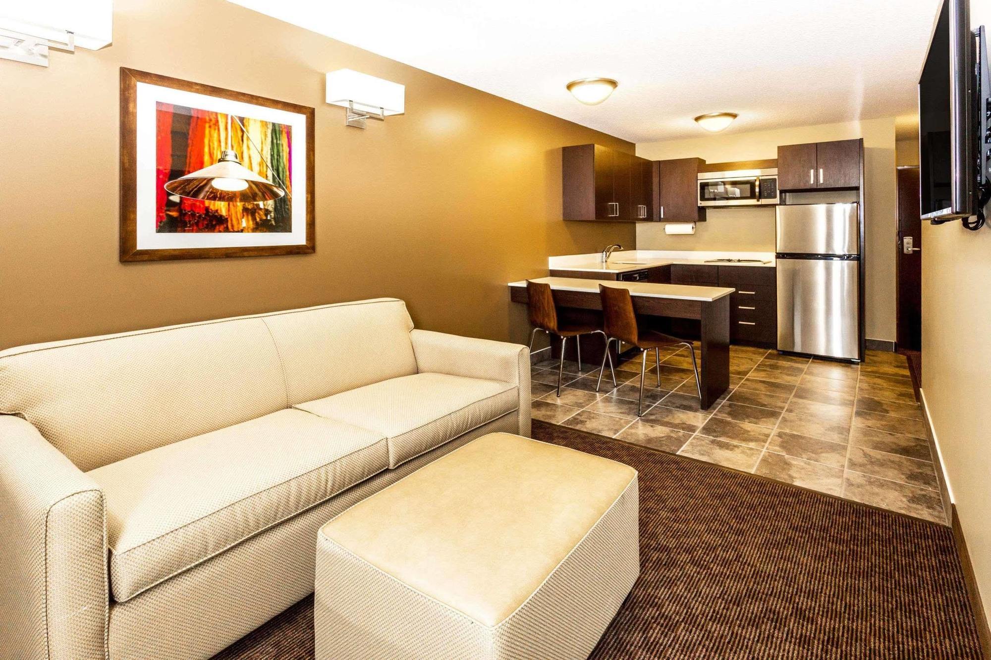 Microtel Inn & Suites By Wyndham Whitecourt Buitenkant foto