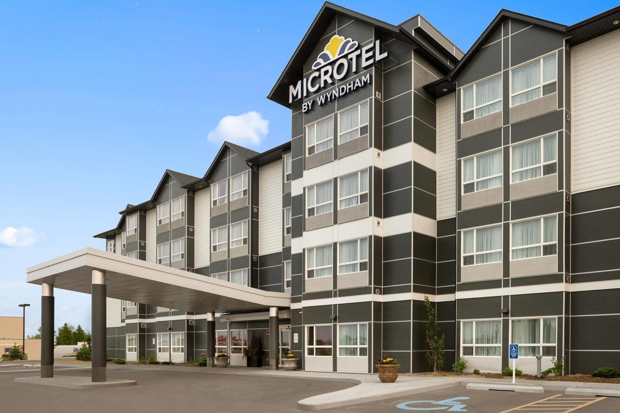 Microtel Inn & Suites By Wyndham Whitecourt Buitenkant foto