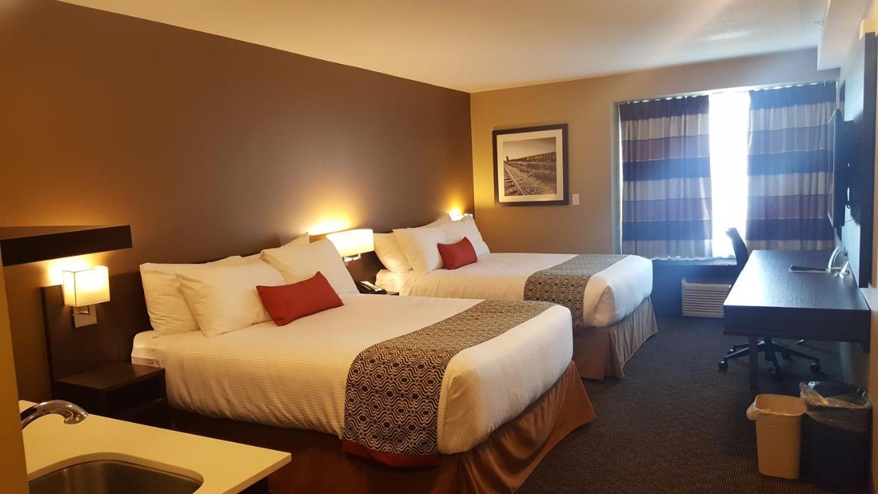 Microtel Inn & Suites By Wyndham Whitecourt Buitenkant foto