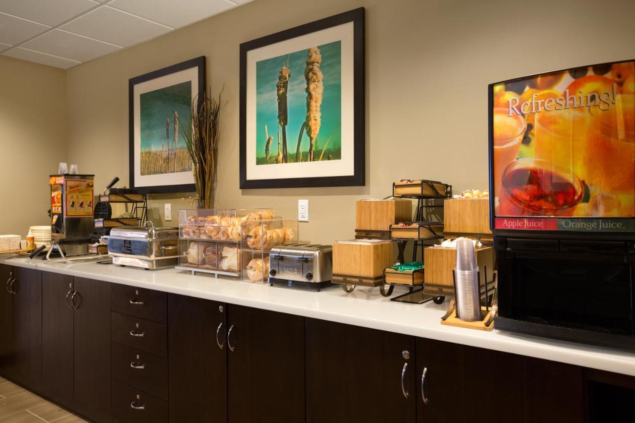 Microtel Inn & Suites By Wyndham Whitecourt Buitenkant foto