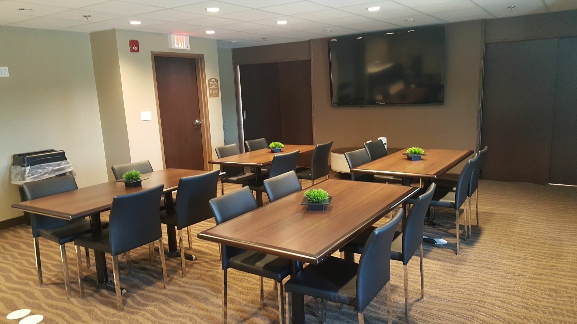 Microtel Inn & Suites By Wyndham Whitecourt Buitenkant foto
